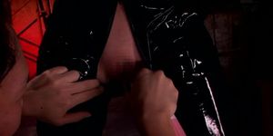 【水咲ローラ】麻薬密売組織を追いかける女捜査官が敵に捕まってしまい、激しいオモチャ責めで股間を濡らしてしまう