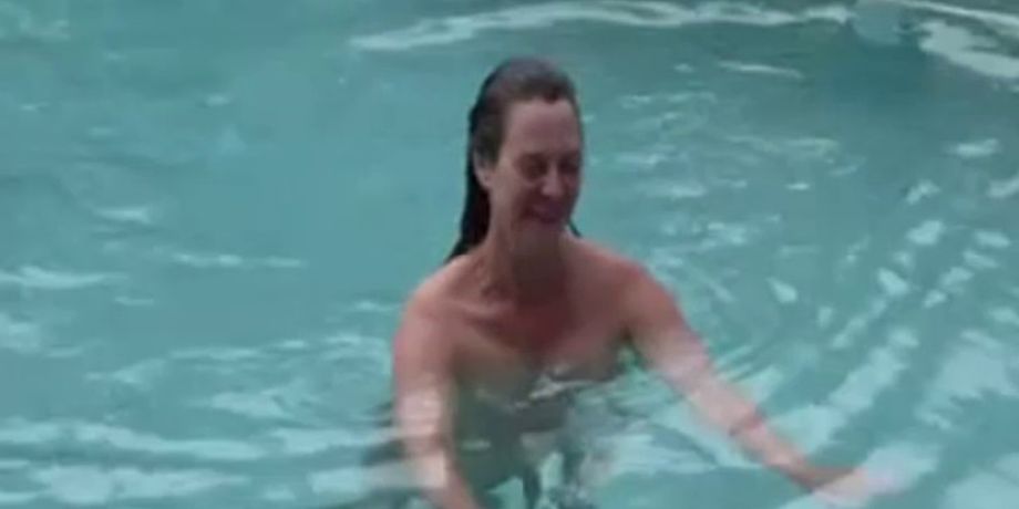 Wife Pool Sex - Wife having sex with husband by swimming pool EMPFlix Porn Videos
