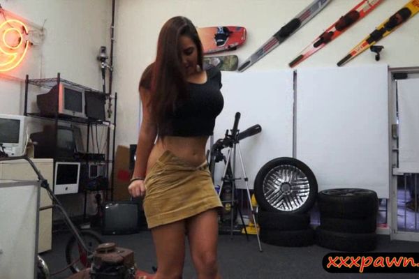 600px x 400px - Hot big tits slut goes to a pawnshop and fucked for mon