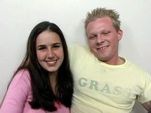 Gatinha sorridente sendo bombada com força e achando legal 